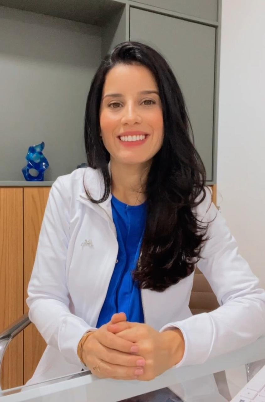 Dra Denise Vanin no consultório